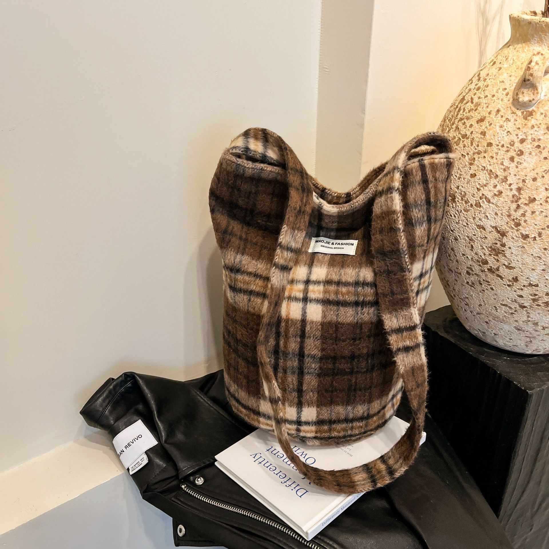 Tweed checkered bag for women 2024 new style, fashionable and stylish, large-capacity crossbody bag, casual single-shoulder commuter bucket bag details Picture