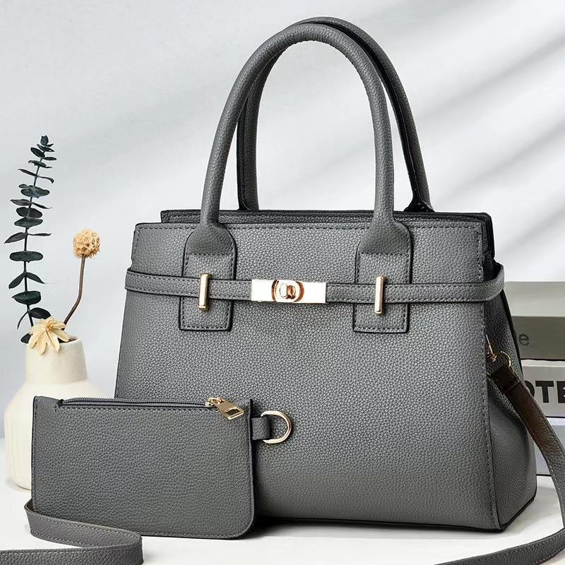 The 2023 new fashionable and trendy litchi pattern mother-and-child handbag is a casual and versatile single-shoulder crossbody bag Application Scenario