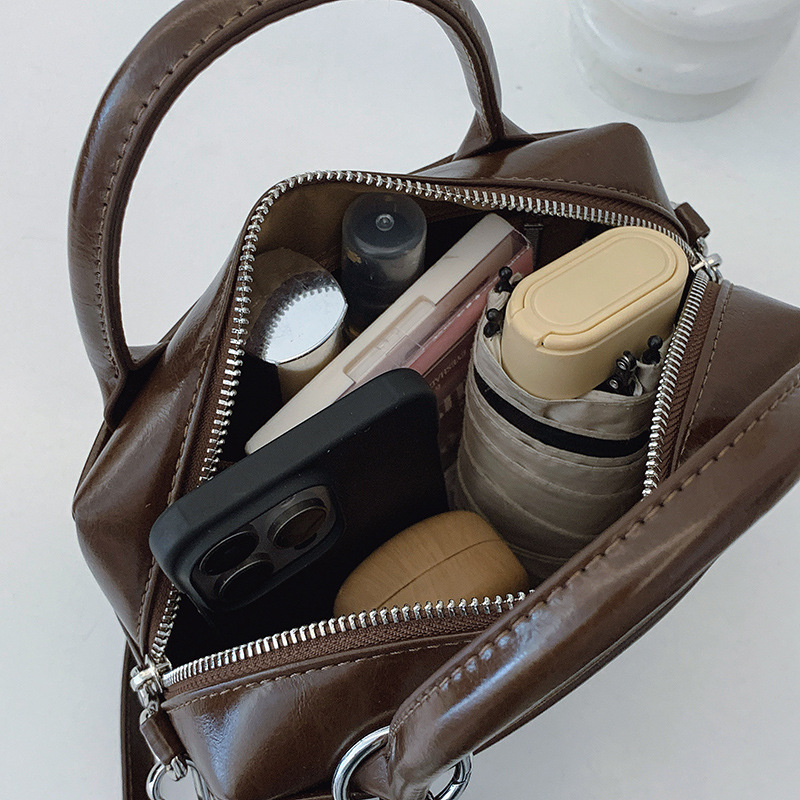 Korean retro hand-held small square bag for women 2025 new style, high-end soft leather, fashionable and versatile, single-shoulder crossbody pillow bag Application Scenario
