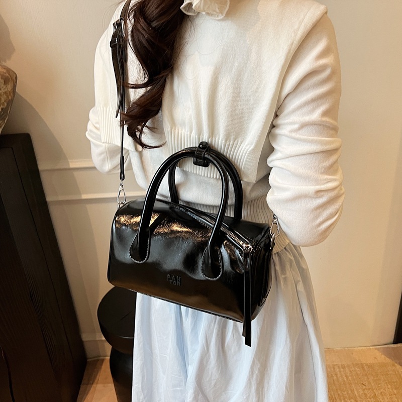 A niche fashion handbag for women, a 2025 new summer simple pillow bag, a versatile Boston crossbody bag details Picture
