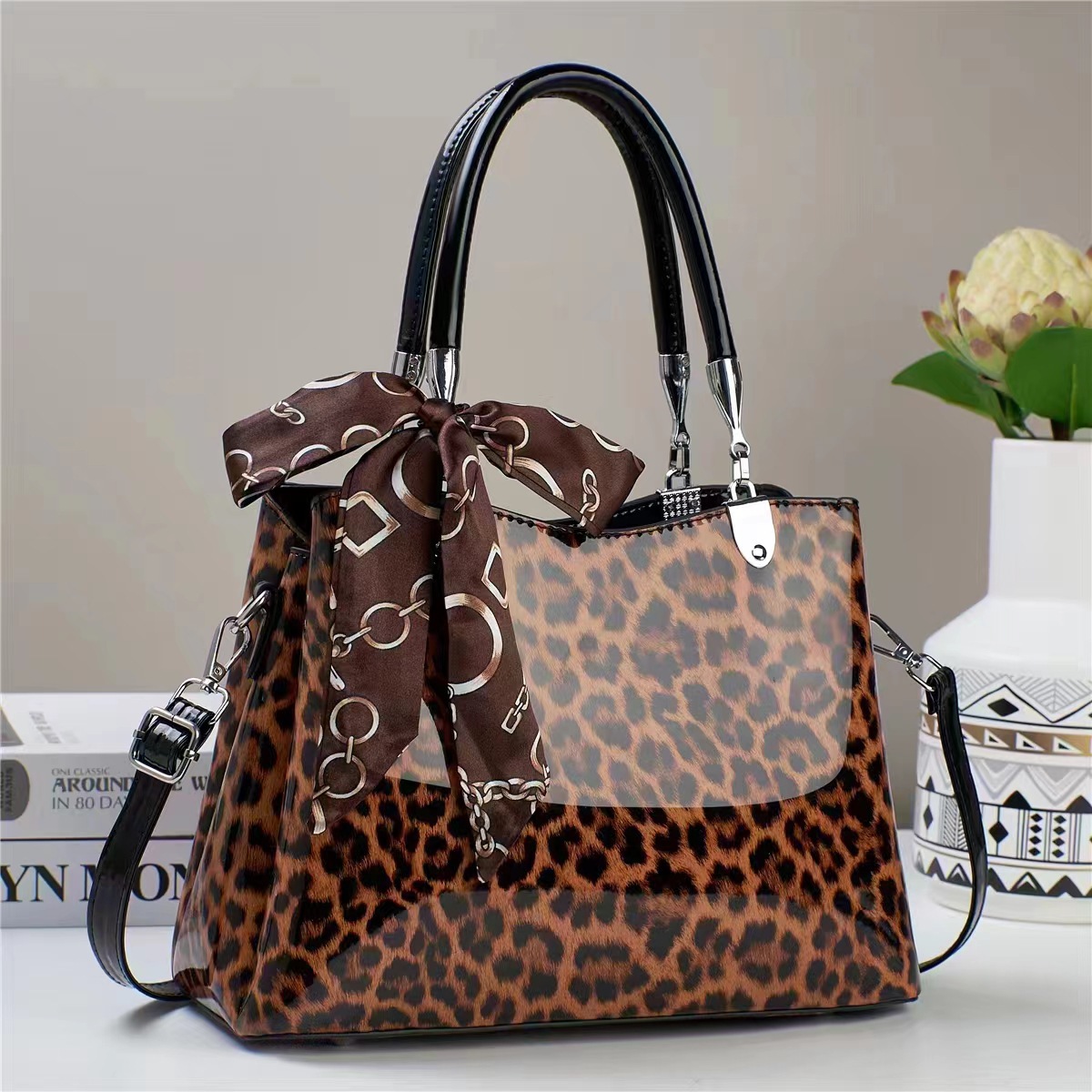 This is a new cross-border retro leopard print handbag for women. It's a niche and versatile single-shoulder crossbody bag with a stylish and elegant texture. It's a princess bag full figure