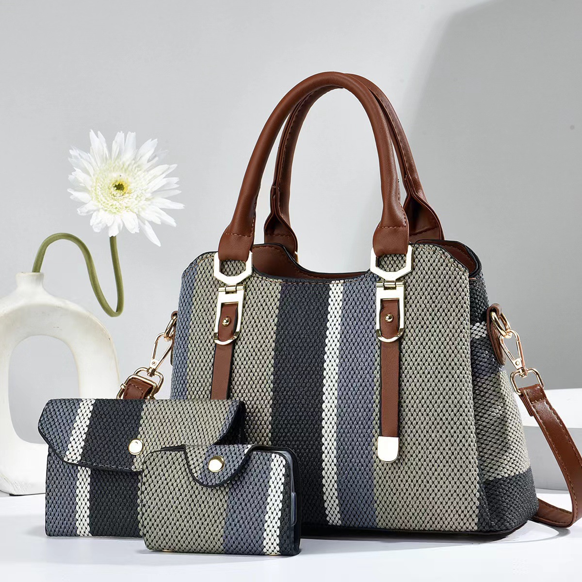 The new Spring/Summer 2024 stylish large-capacity handbag with checkered fabric for export, featuring a color-blocking vertical stripe single-shoulder crossbody bag, is a trend Application Scenario