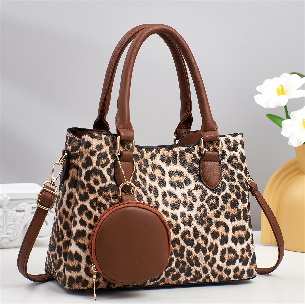 The manufacturer's best-selling versatile hand-held 2025 women's fashion new single-shoulder crossbody bag, a large export bestseller full figure