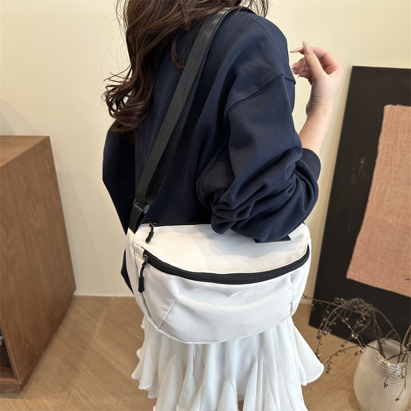 This is a versatile and high-end off-the-shelf crossbody bag for ladies in 2025, featuring a large capacity saddle bag details Picture