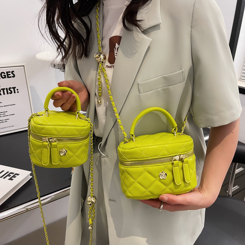 A stylish, light luxury, versatile hand-held box bag for women, a new high-end texture diamond-shaped chain single-shoulder crossbody bag for summer 2025 details Picture