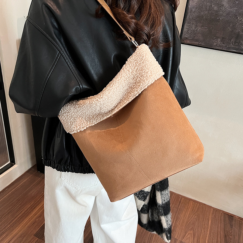 This is a new 2024 trendy and versatile mobile phone single-shoulder small square bag with a plush sheepskin and a crossbody bucket Application Scenario