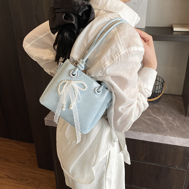 A niche wax oil leather tote bag for women, 2025 new retro and versatile single-shoulder underarm bag, casual hand-held bucket bag Application Scenario