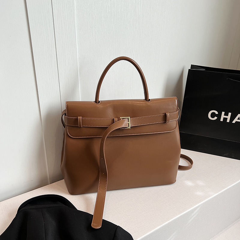 This is a new 2025 trendy and versatile handbag with a high-end and niche design. It is a simple and elegant single-shoulder crossbody bag for women details Picture