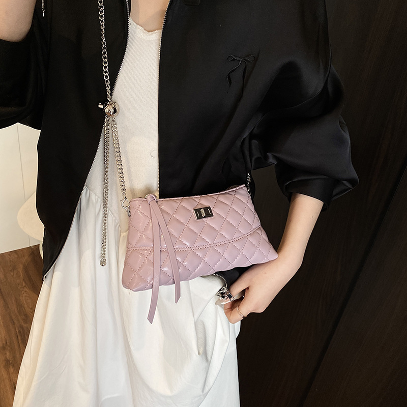 The 2025 new high-end, versatile and fashionable crossbody bag for women, with a stylish diamond-shaped chain and a trendy single-shoulder bag Application Scenario