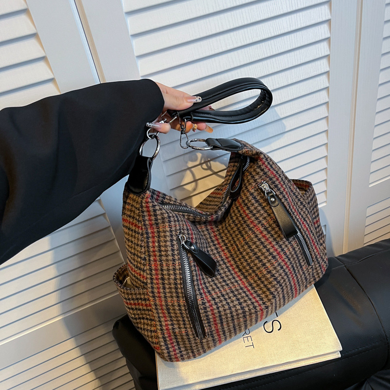 A retro and artistic checkered large-capacity bag for women, a new 2024 underarm bag with a niche design, a crossbody bag for work and commuting Specification drawing