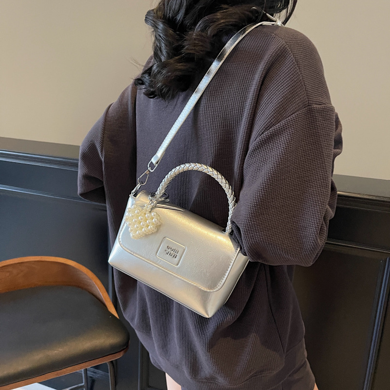 A high-end, stylish hand-held small square bag for women 2025, a new Korean-style shiny, trendy and stylish single-shoulder crossbody bag Specification drawing