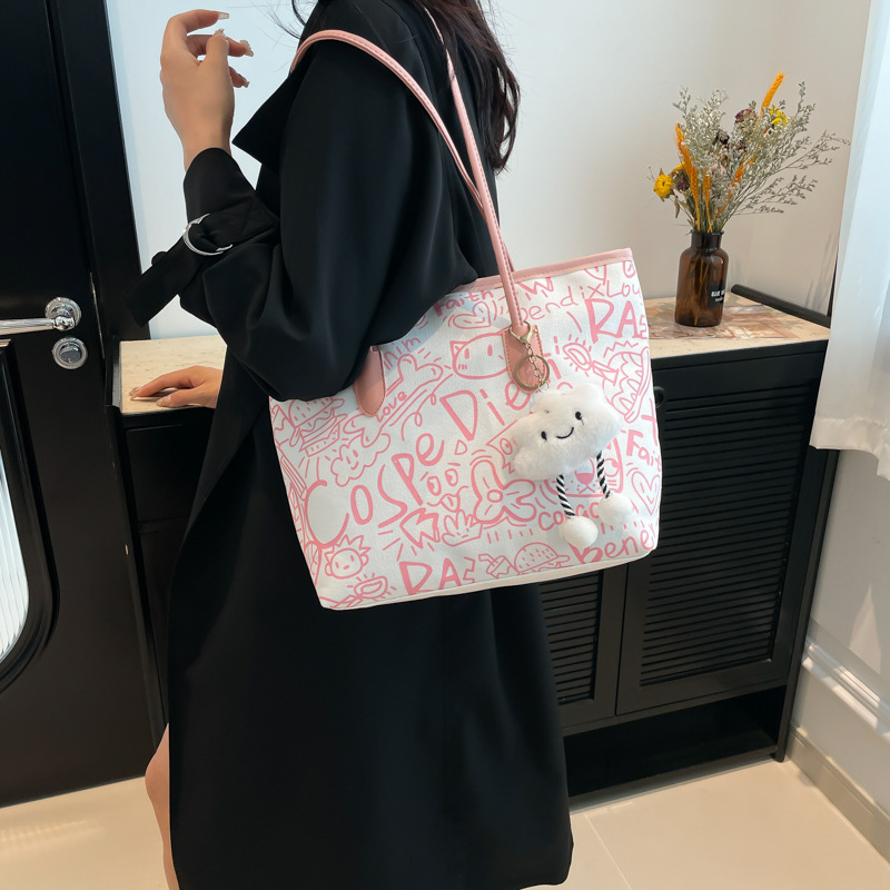 Japanese and Korean graffiti trend single-shoulder bags, versatile women's commuter and work handbags, large-capacity crossbody bags, and tote bags for classes Specification drawing