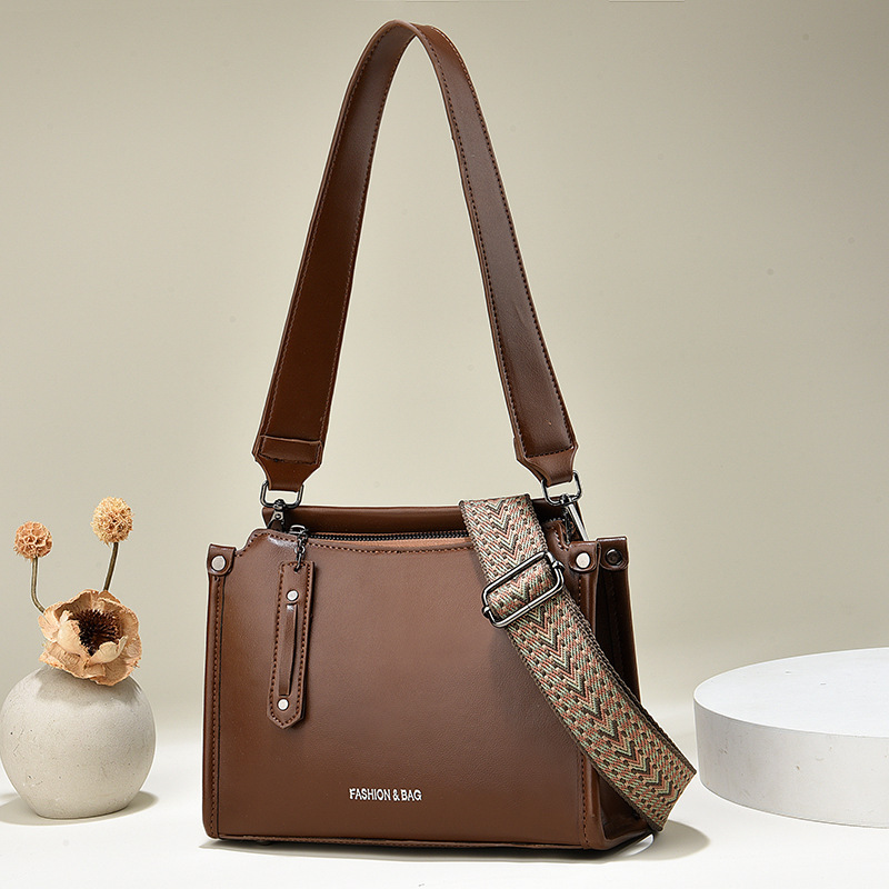 A versatile new large single-shoulder bag for women, autumn and winter handbag, elegant women's bag, Korean style trendy crossbody fashionable women's bag details Picture