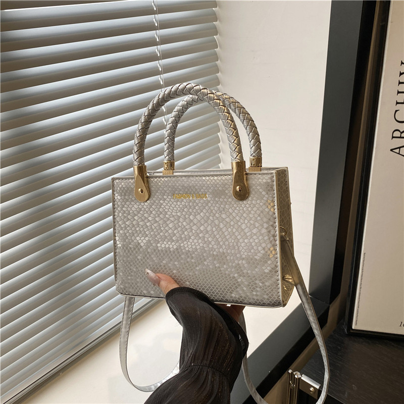 This is a new Spring/Summer 2025 Korean-style fashionable and trendy small square bag with a simple and casual texture. It is a crossbody bag full figure