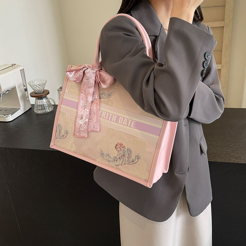 High-capacity women's 2024 new style high-end and stylish underarm single-shoulder bag, casual tote bag, commuting handbag Application Scenario