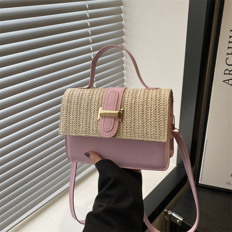 This is a new style of simple and sweet chain-style chain crossbody small square bag with a drawstring flap and color-blocking woven straw bag full figure