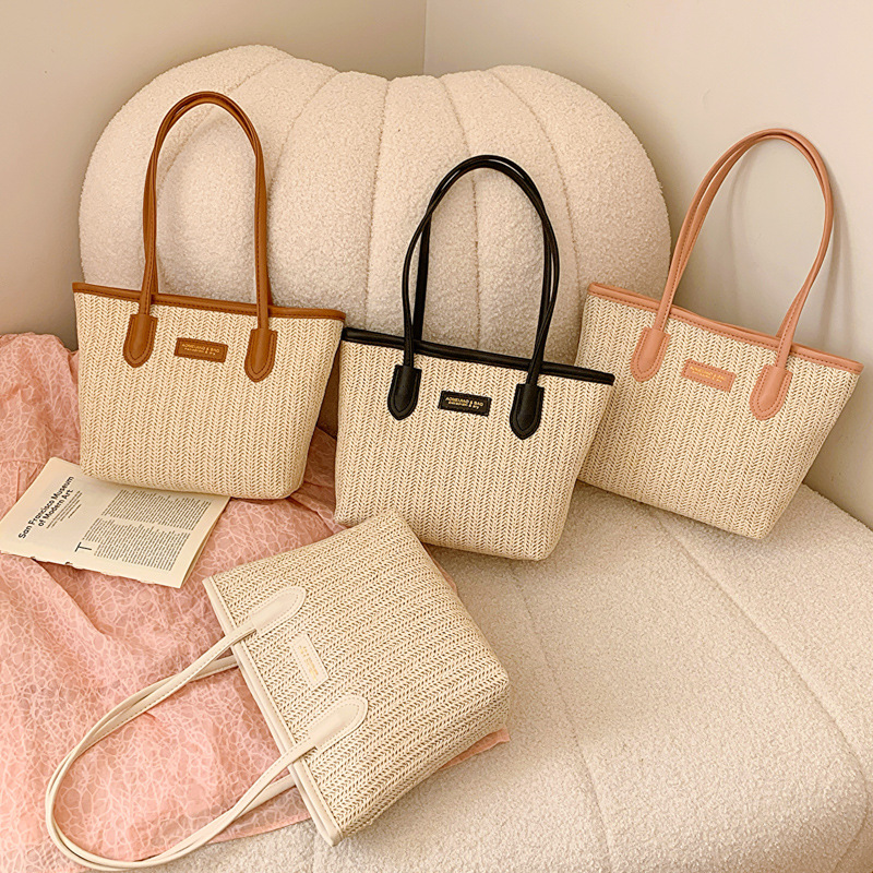 Commuting large-capacity straw woven bag for women, 2024 new style, fashionable and versatile shoulder bag, popular underarm tote bag Application Scenario