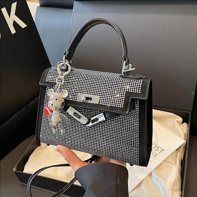 The high-end textured diamond-encrusted Kelly handbag is a new fashion and versatile crossbody bag for women in 2025. It is a trendy and niche single-shoulder bag full figure