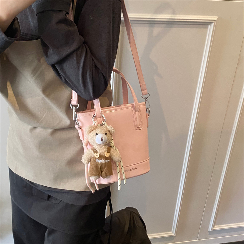 High-end retro hand-held bucket bag for women 2025 new spring and summer fashion versatile crossbody bag, super popular single-shoulder bag Application Scenario