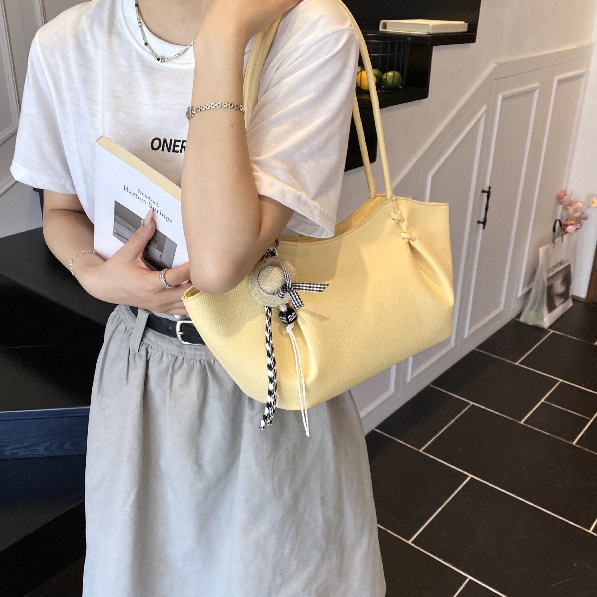 Large-capacity tote bag for women, 2025 new style, niche and versatile crossbody single-shoulder bag for women, fashionable and hot girl underarm bag Application Scenario