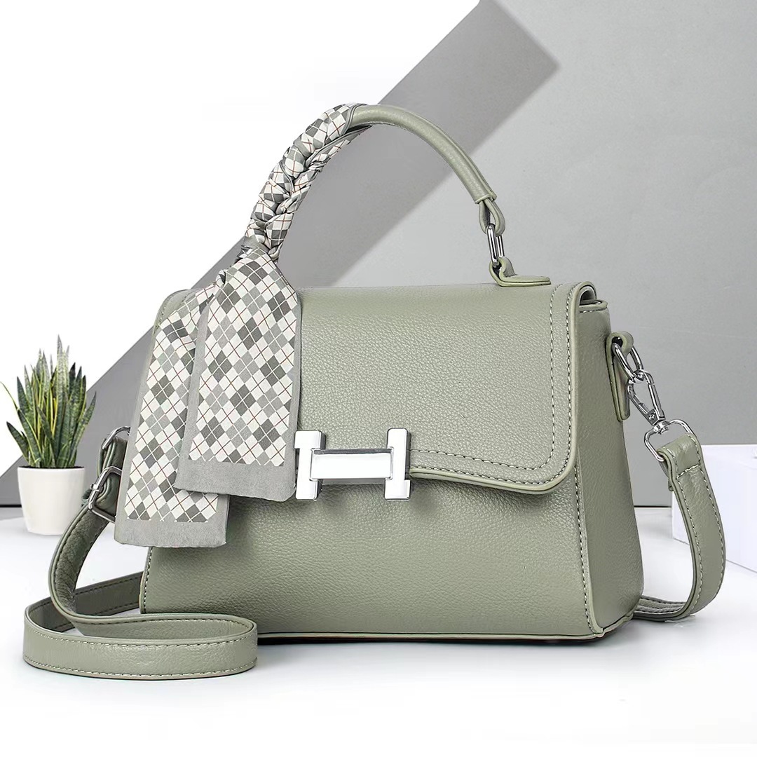One-piece consignment for 2024 new trendy and fashionable hand-held small square bag for women, high-end and versatile single-shoulder crossbody bag details Picture