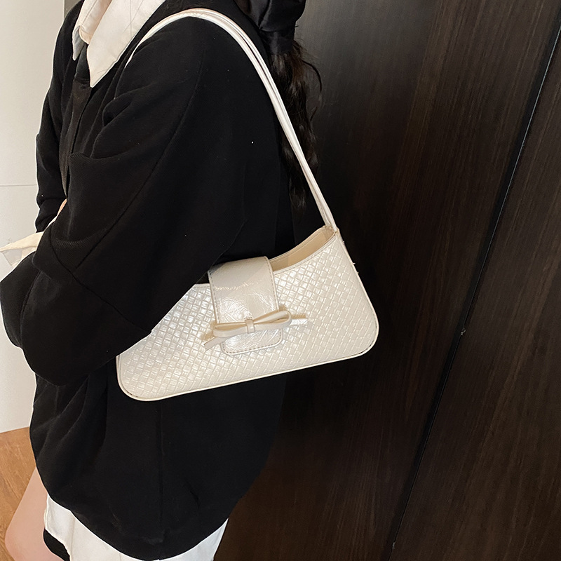 Korean high-end, niche design underarm bag for women 2025 new style, fashionable and elegant, commuting texture, versatile shoulder bag details Picture