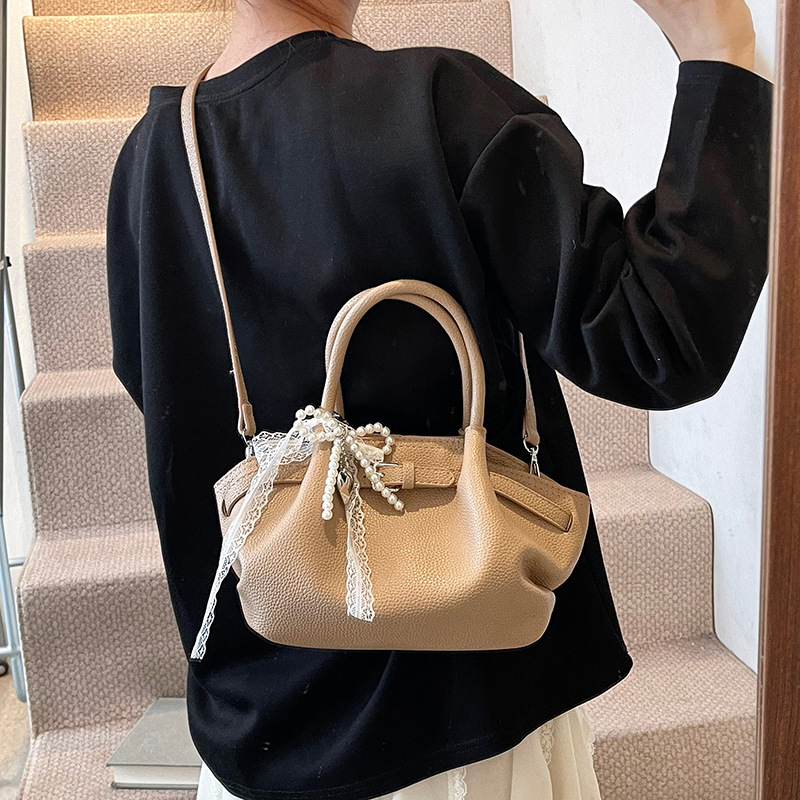 A new, fashionable, pleated and versatile single-shoulder crossbody bag for women in 2025, which is highly popular in cross-border fashion Application Scenario