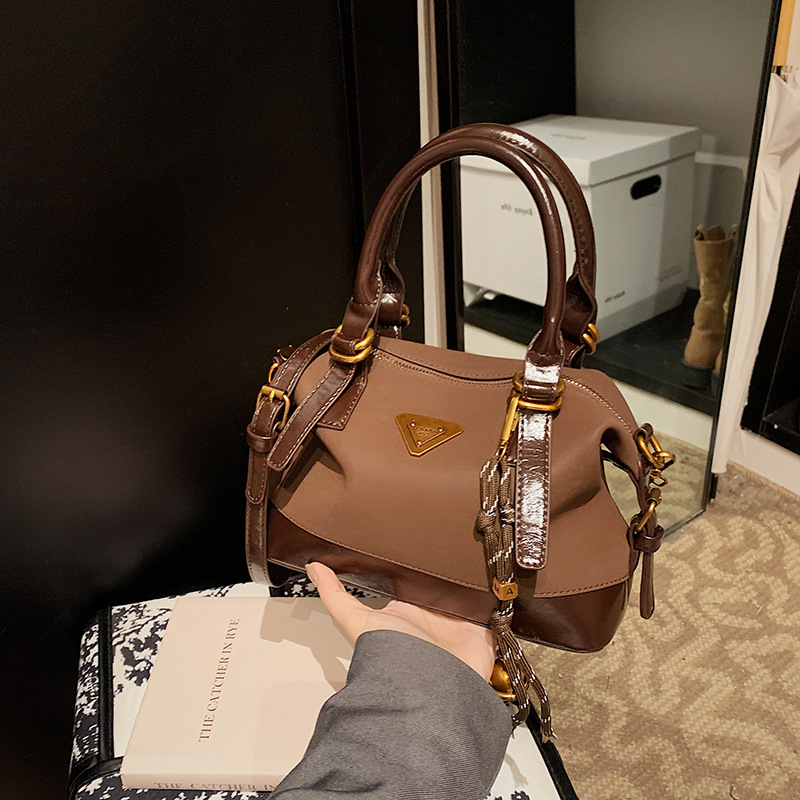 A fashionable and high-end handbag for women, a new retro and niche design, versatile single-shoulder crossbody bag for 2025 full figure