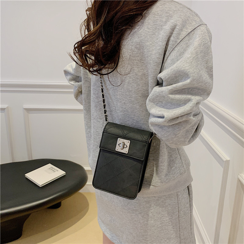 Simple embossed diamond-shaped chain mini bag for women 2025 new style, fashionable and versatile solid color single-shoulder crossbody bag Application Scenario