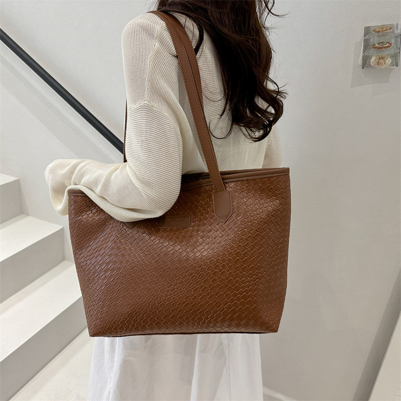 Large-capacity woven bag for women, 2025 new summer retro commuter single-shoulder underarm bag, Korean version hand-held tote bag Specification drawing