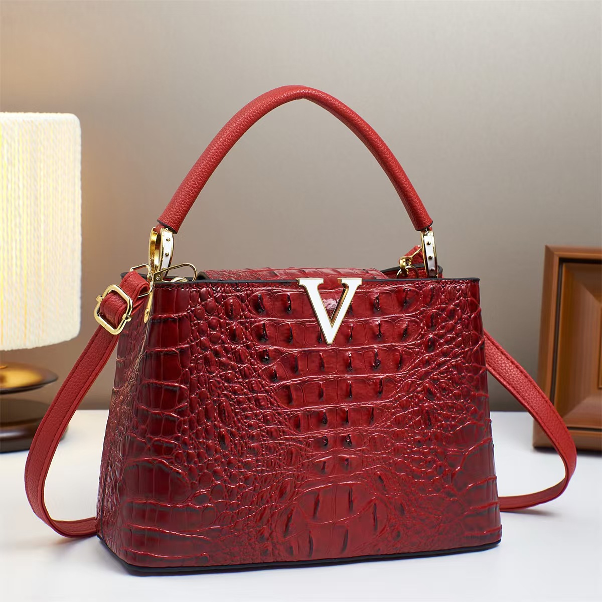 Cross-border foreign trade 2025 Best-selling crocodile pattern V-shaped handbag, large-capacity tote bag, light luxury and high-end single-shoulder bag details Picture