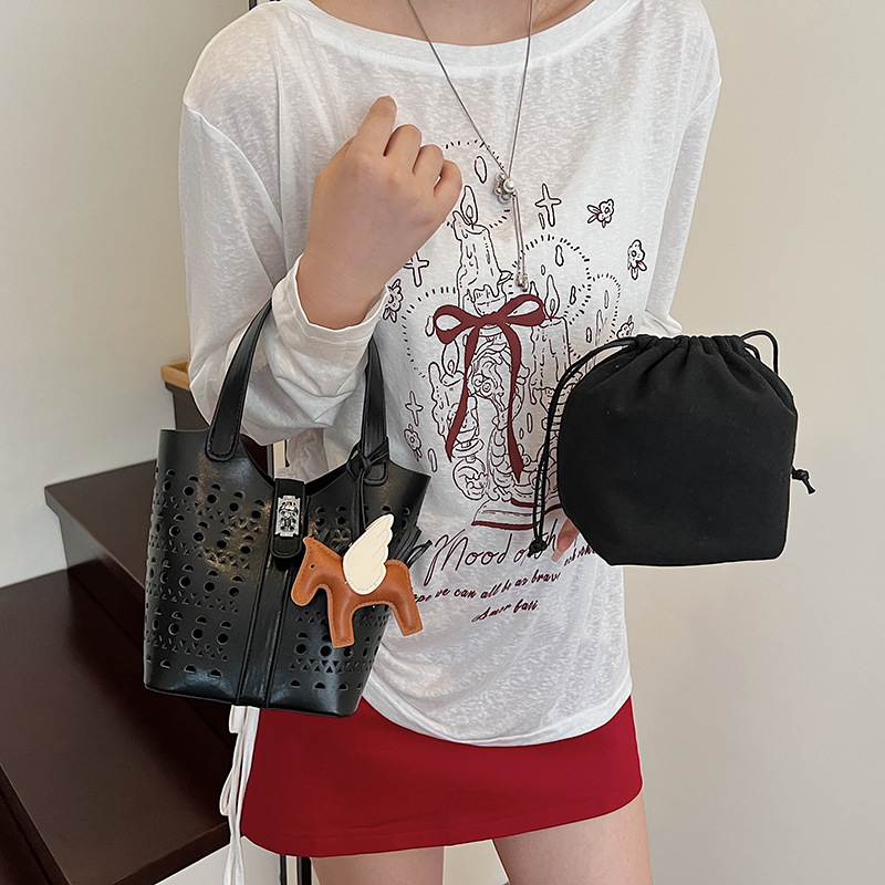 A niche hollowed-out bucket bag for women in 2025, a new fashionable vegetable basket handbag, a versatile shoulder bag, and a trendy crossbody bag Specification drawing