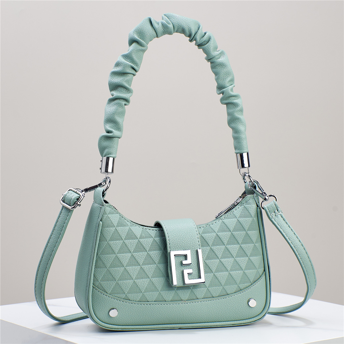 A niche design chain women's bag, 2025 new style, sweet and cool, spicy girl style, single-shoulder armpit bag, versatile crossbody bag full figure