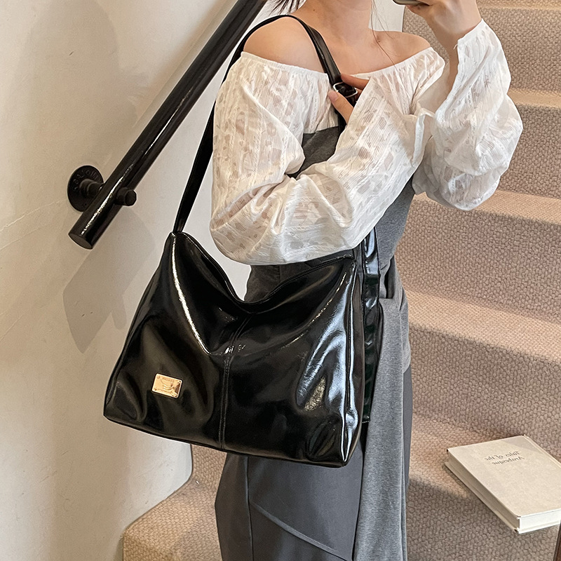 Spring 2025 new casual and simple tote bag for women's commuting to work, large-capacity single-shoulder bag, fashionable underarm bag details Picture