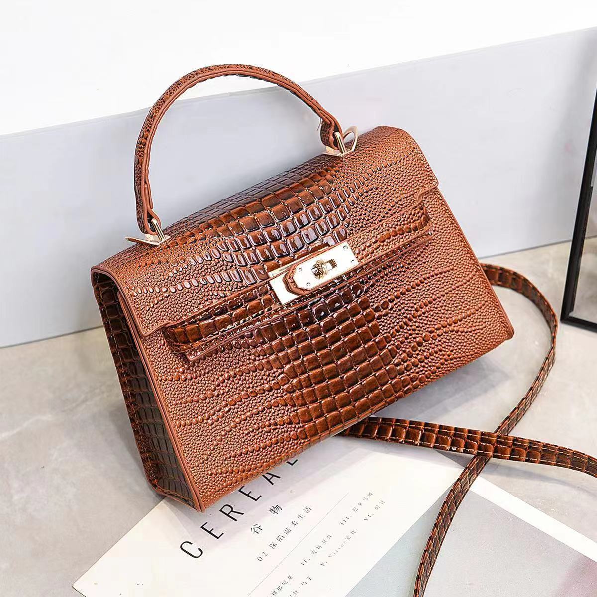 The new Spring/Summer 2023 crocodile-patterned Kelly bag is a French-style lockable handbag that is fashionable and versatile. It is a single-shoulder crossbody bag Application Scenario