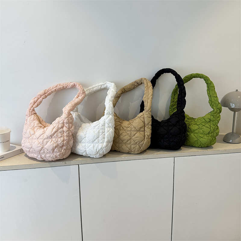 Niche bubble cloud bag, versatile pleated underarm bag, down cotton jacket bag, single-shoulder crossbody casual puff women's bag Application Scenario
