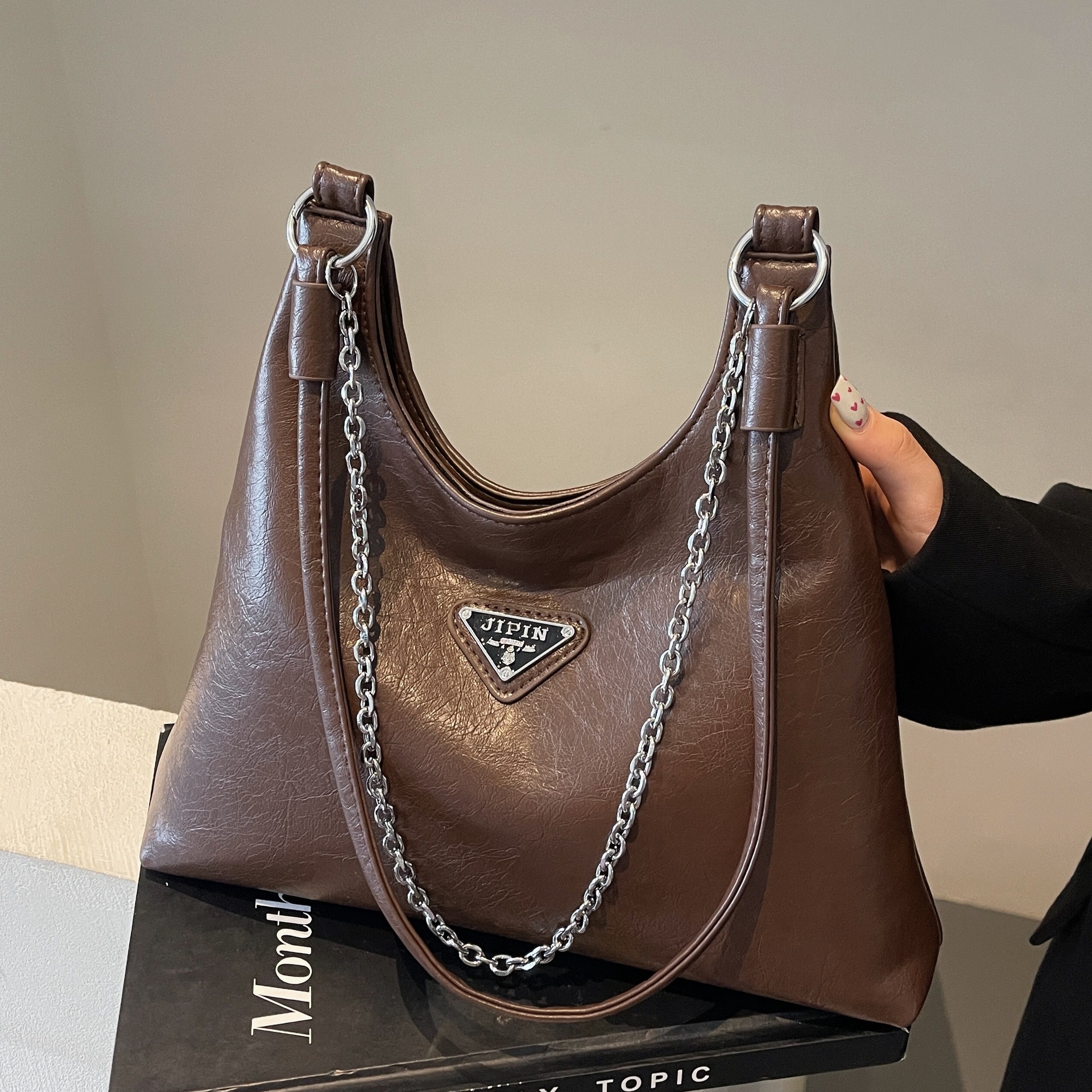 This retro and simple 2024 autumn/winter new single-shoulder tote bag is versatile and exudes a sense of sophistication. It is a chain hand-held, crossbody, and underarm women's bag full figure