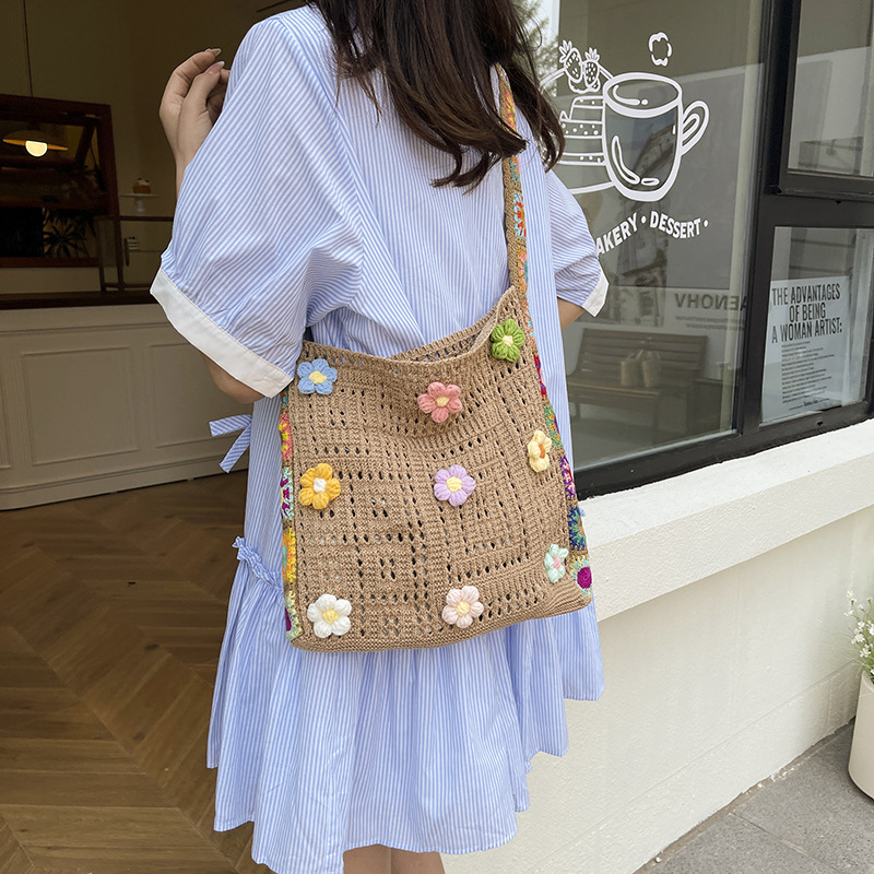 Women's Korean-style fashionable woven bag, Bohemian-style tote bag, hollowed-out small flower single-shoulder bag, trendy crossbody bag Application Scenario