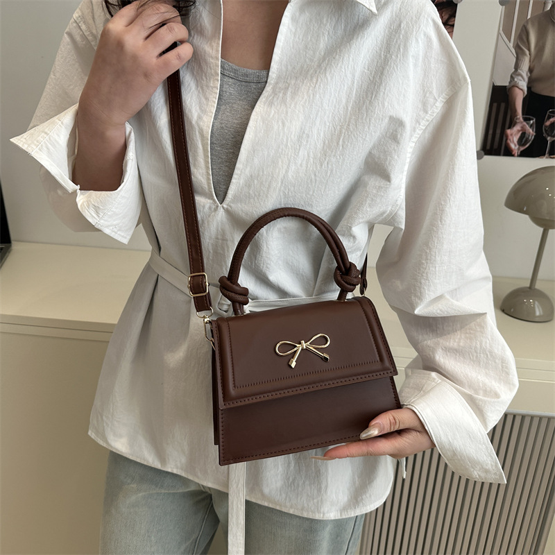 This year, high-quality bags are in vogue for women's summer 2025. The new fashionable single-shoulder crossbody bag with a bow is a small square bag for women Specification drawing