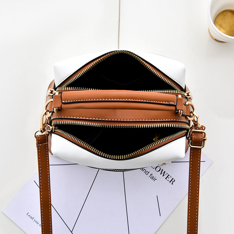 The 2022 new style of fashionable embroidered middle-aged women's handbag is stylish and can be worn diagonally over one shoulder Application Scenario