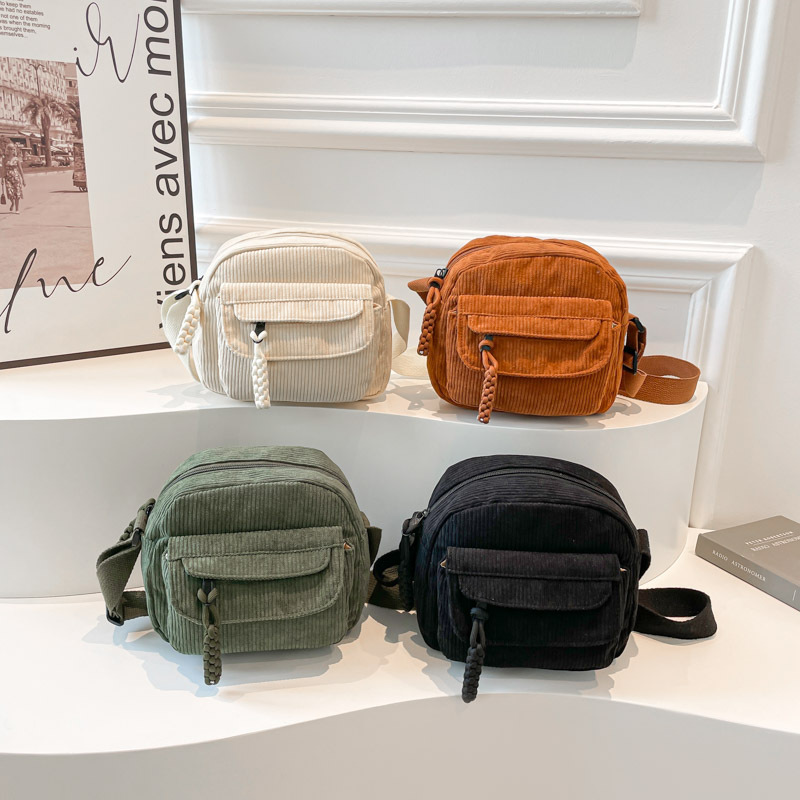 The 2025 new Korean-style stylish and chic small square bag for women, a simple single-shoulder bag for casual commuting, and a crossbody bag for women Application Scenario