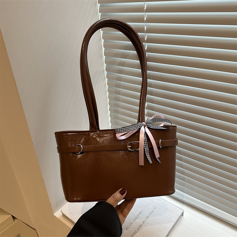 A niche design patent leather underarm bag for women in spring 2025, a fashionable large-capacity single-shoulder bag for daily commuting tote full figure