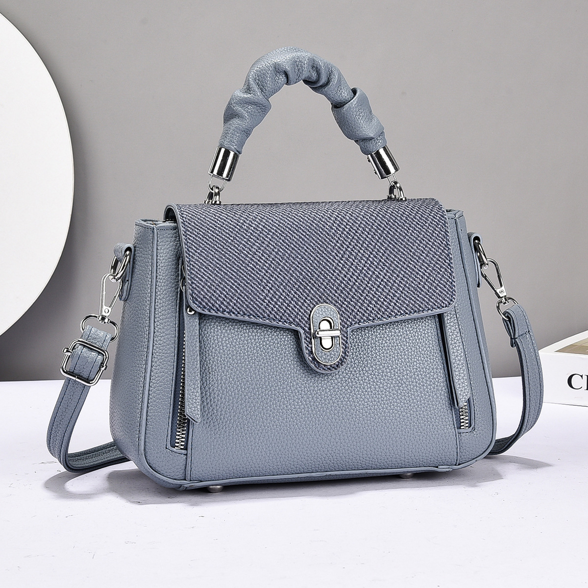 This is a new spring crossbody bag for women, a fashionable handbag for middle-aged ladies, a high-end single-shoulder bag, practical and simple details Picture
