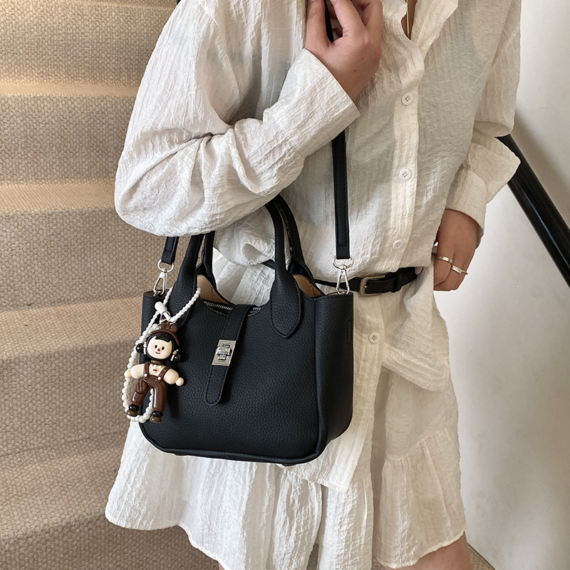 A popular soft leather tote bag for women, a new style of 2025, stylish and versatile, single-shoulder underarm bag, and a commuter crossbody bag Specification drawing
