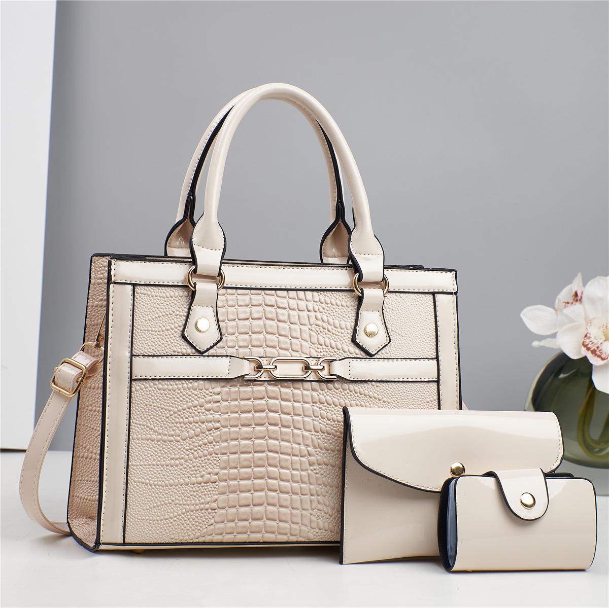 A new three-piece set of lizard-patterned shiny leather bag for women, a large-capacity single-shoulder crossbody bag for autumn and winter commuting Application Scenario