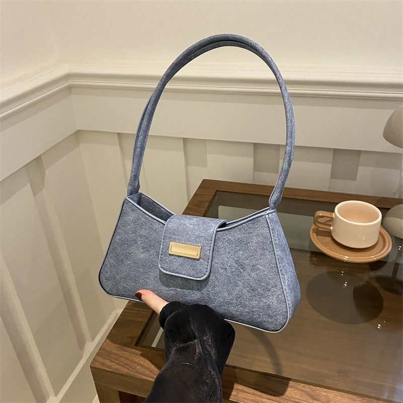 A stylish and high-quality French niche bag, a new 2024 women's bag in solid color, a popular crossbody single-shoulder underarm baguette bag full figure