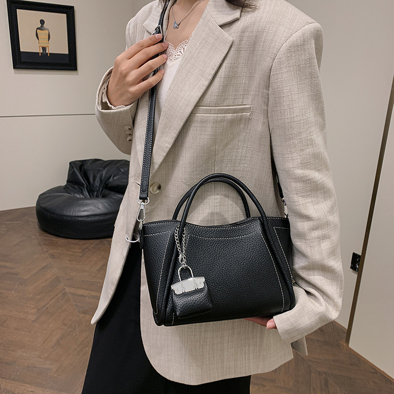 A simple and versatile hand-held bucket bag for women, a new Korean-style single-shoulder bag for work and commuting in 2024, a fashionable and high-end women's bag Application Scenario