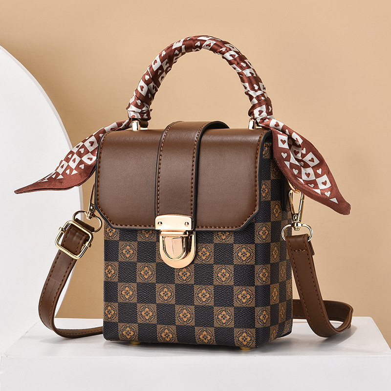 A versatile checkered European and American hand-held women's single-shoulder bag for autumn and winter, a new mini crossbody bag full figure