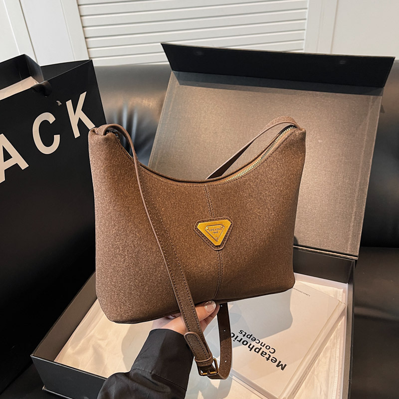A simple and retro underarm bag for women, a new 2024 casual single-shoulder crossbody bag, a high-end tote bag for work and commuting Specification drawing