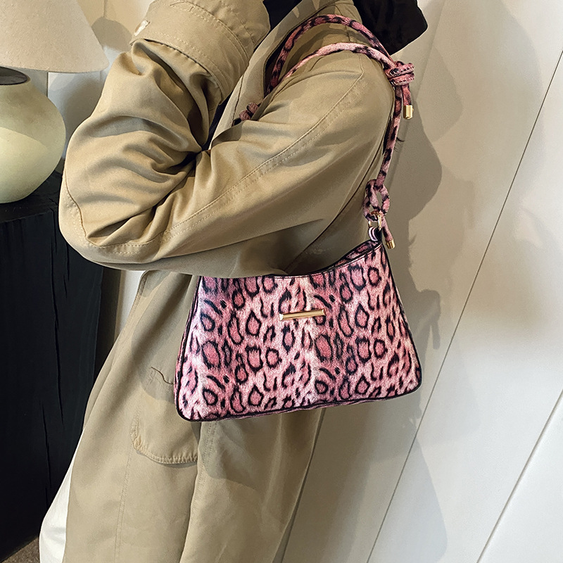 The leopard print large-capacity underarm bag is popular in autumn and winter. It's a new 2024 casual and commuting single-shoulder bag for women details Picture